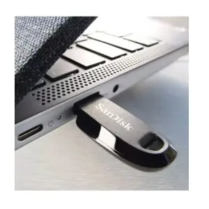 فلش مموری 32 گیگابایت سن دیسک مدل Ultra Curve CZ550، دارای رابط USB 3.2، سرعت استاندارد انتقال اطلاعات 100 مگابایت برثانیه