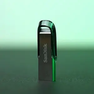 فلش مموری 32 گیگابایت سن دیسک مدل Ultra Flair CZ73، دارای رابطهای USB 3.0 و USB 2.0، دارای قابلیت رمزگذاری فایلها